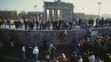 Berliner aus beiden Teilen der Stadt auf der Mauer am Brandenburger Tor. 