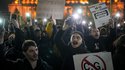 Jugendliche rufen Slogans und blinken mit ihren Handys in Bukarest, Rumänien, am Mittwoch, 27. November 2024, während einer Demonstration gegen Calin Georgescu, den unabhängigen Kandidaten für das rumänische Präsidentenamt, der die erste Wahlrunde gewonnen hat und in die Stichwahl am 8. Dezember einzieht. 