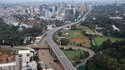 der von der China Road and Bridge Corporation in Nairobi, Kenia, gebaute Nairobi Expressway.