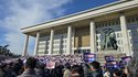 Menschen, die sich vor dem Gebäude der Nationalversammlung versammelt haben, protestieren nach der Verhängung des Kriegsrechts in Seoul, Südkorea, am 04. Dezember 2024