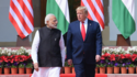 US-Präsident Donald Trump (L) und der indische Premierminister Narendra Modi schreiten am Dienstag, 25. Februar 2020, über einen roten Teppich im Hyderabad House in Neu-Delhi, Indien.