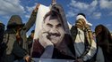 Jugendliche halten ein Foto des inhaftierten Führers der Arbeiterpartei Kurdistans (PKK), Abdullah Öcalan, in der Hand,