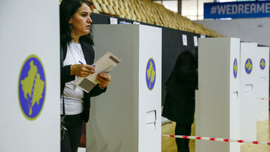 Frau im Wahlbüro im Kosovo