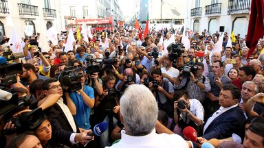 Der portugiesische Premierminister Antonio Costa hält eine Rede während einer Kundgebung in Lissabon.