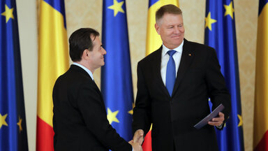 Der amtierende Staatspräsident Klaus Johannis (r.) gewann die erste Runde der rumänischen Präsidentschaftswahl