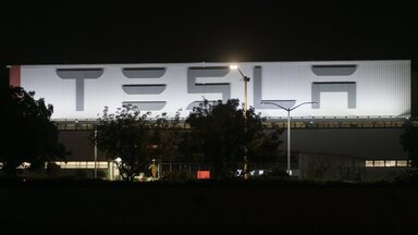 Logo von Tesla an der Fabrik in Fremont, Kalifornien