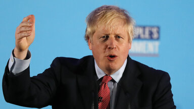 Die Conservative Party mit Premier Boris Johnson hat die absolute Mehrheit der Stimmen erlangt.