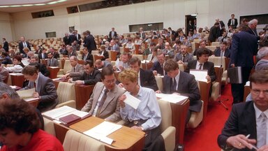 Die aus der ersten freien und geheimen Wahl in der DDR hervorgegangene Volkskammer trat am 05.04.1990 zu ihrer konstituierenden Tagung zusammen