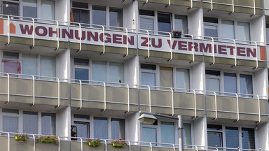An einem Wohngebäude in Lichtenberg hängt ein Plakat, auf dem auf die Vermietung von Wohnungen hingewiesen wird.
