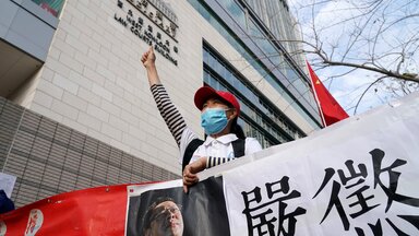 Demonstranten vor dem Hongkonger Gericht, an dem die Aktivisten angeklagt wurden