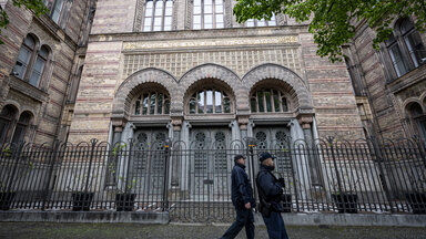 Polizisten vor dem Eingang der neuen Synagoge in Berlin