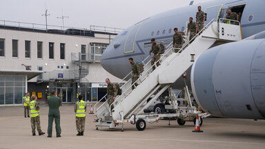 Wiederaufleben der Taliban in Afghanistan. Angehörige der 16 Air Assault Brigade der britischen Streitkräfte starten von RAF Brize Norton, Oxfordshire, zu einem Flug aus Afghanistan.