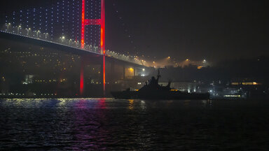  Das Patrouillenschiff Dmitri Rogatschew der russischen Marine passiert den Bosporus in Istanbul, Türkei, am 16. Februar 2022. 