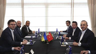 Dder ukrainische Außenminister Dmytro Kuleba und sein türkischer Amtskollegen Mevlut Cavusoglu  vor dem Dreiertreffen mit dem russischen Außenminister Sergej Lawrow in Antalya.