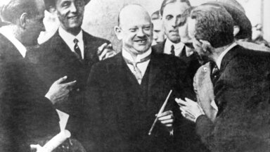 Gustav Stresemann (Mitte) am 16. Oktober 1925.