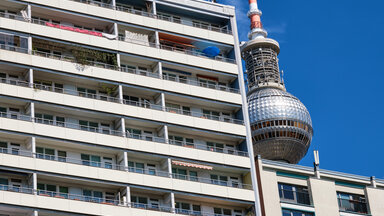 Sozialer Wohnungsbau mit dem Fernsehturm von Berlin im Hintergrund