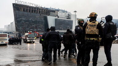 Russische Einsatzkräfte vor der abgebrannten Konzerthalle 
