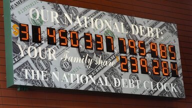 Die Uhr der Staatsverschuldung ist am Donnerstag, den 25. Mai 2023, im Zentrum von Manhattan zu sehen. 
