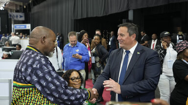 Der Vorsitzende der größten Oppositionspartei Democratic Alliance, John Steenhuisen, rechts, schüttelt dem ANC-Vorsitzenden die Hand.