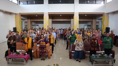 Seluruh Peserta berfoto bersama di kegiatan diseminasi pelayanan publik, Kupang, 11 Juli 2024. Tampak Dr. Stefan Diederich (Project Director Indonesia) berdiri paling kiri di barisan paling depan. Kepala Kantor Wilayah Kementerian Hukum dan HAM NTT, Marciana Dominika Jone, berdiri dua dari kanan Stefan. 