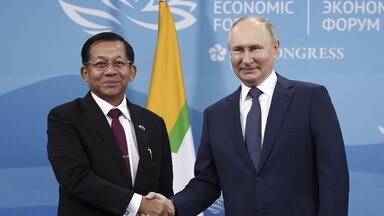 Der russische Präsident Wladimir Putin, rechts, und der Oberbefehlshaber Min Aung Hlaing. 