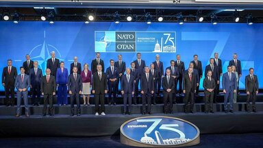 Die Staats- und Regierungschefs stehen beim Nato-Gipfel für das Familienfoto zusammen. 