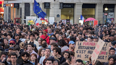 Demonstranten versammeln sich am Place de la République, um gegen die zunehmende rechte Bewegung nach dem Sieg des Rassemblement National in der ersten Runde der vorgezogenen Parlamentswahlen in Paris, Frankreich, am 30. Juni zu protestieren.