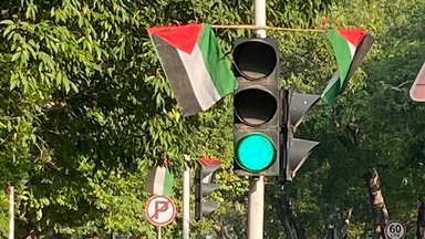 2024-08-04-palestine-flags-on-lamp-posts-outside-park-in-lahore-birgit-lamm.jpg