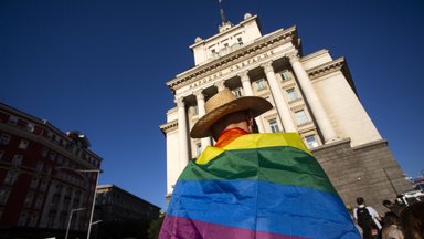 Menschen protestieren am 8. August 2024 vor der bulgarischen Nationalversammlung in Sofia, Bulgarien, gegen das Gesetz