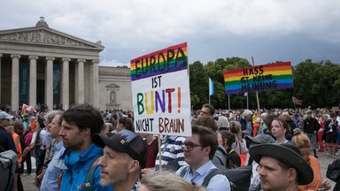 Mehrere Tausend Menschen demonstrieren am Vortag der Europawahl auf dem Münchner Königsplatz für Vielfalt und Demokratie.