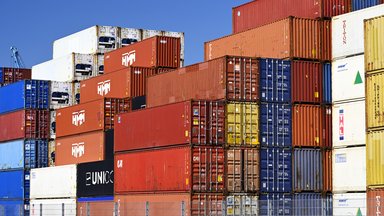 Gestapelte Container im Hamburger Hafen