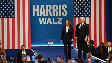 Kamala Harris und ihr Vize Tim Walz bei ihrer ersten gemeinsam Wahlkampfveranstaltung in Philadelphia. Kamala Harris und ihr Vize Tim Walz bei ihrer ersten gemeinsam Wahlkampfveranstaltung in Philadelphia.