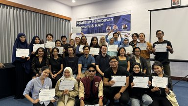 Para peserta berfoto bersama penyelenggara dari INDEKS dan perwakilan FNF, Dr. Stefan Diederich (Project Director FNF Indonesia) & Ganes Woro Retnani (Program Officer FNF Indonesia), seusai kegiatan. Setiap peserta memegang sebuah sertifikat sebagai tanda keikutsertaan mereka dalam pelatihan kali ini.