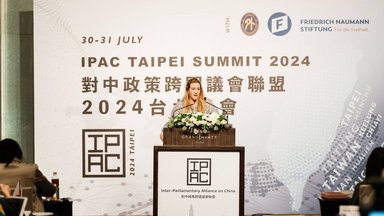 Patricia Egger, Head of Security bei Proton, referiert beim IPAC Summit 2024 in Taipeh über Cyberrisiken in politischen Institutionen.