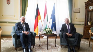 Bundespräsident Frank-Walter Steinmeier (l) und Tamas Sulyok, Präsidenten der Republik Ungarn, sitzen vor dem Beginn eines Gesprächs anlässlich des 35. Jahrestags des Paneuropäischen Picknicks nebeneinander.