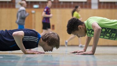 Ein Blick in unsere Schulen zeigt, dass der Leistungsanspruch schon dort verwässert wird.