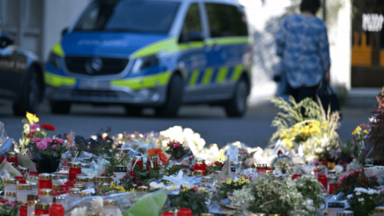 Blumen und Kerzen sind in der Nähe des Tatortes abgelegt worden. Am Freitagabend waren bei einem Stadtfest im nordrhein-westfälischen Solingen drei Menschen mit einem Messer getötet worden