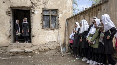 Heute, nach der erneuten Machtübernahme der Taliban, sind Frauen vom öffentlichen Leben weitgehend ausgeschlossen.