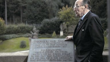 Hans-Dietrich Genscher neben dem Gedenkstein auf dem Balkon  der Prager Botschaft