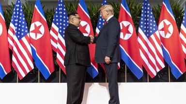 Kim Jung Eun and Donald Trump shaking hands