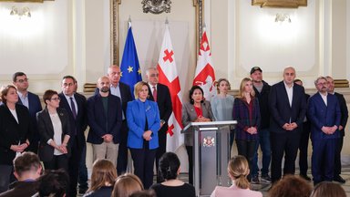 Die georgische Präsidentin Salome Surabitschwili (R, Mitte) gibt eine Pressekonferenz im Anschluss an die Parlamentswahlen in Georgien 2024.