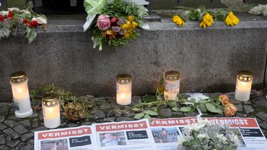 An der jüdischen Synagoge in der Oranienburger Straße liegen zum Gedenken an die Opfer des Terrorangriffs der Hamas Blumen. 