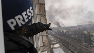 Der Associated Press-Fotograf Evgeniy Maloletka zeigt auf den Rauch, der nach einem Luftangriff auf ein Entbindungskrankenhaus in Mariupol, Ukraine, aufsteigt, Mittwoch, 9. März 2022