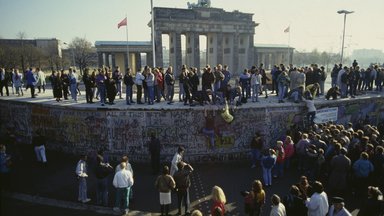 Berliner aus beiden Teilen der Stadt auf der Mauer am Brandenburger Tor. 