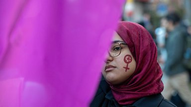 Internationalen Tages zur Beseitigung von Gewalt gegen Frauen haben Frauen und Frauenrechtlerinnen in Kadiköy trotz Polizeidruck und Barrikaden ihre Stimme erhoben