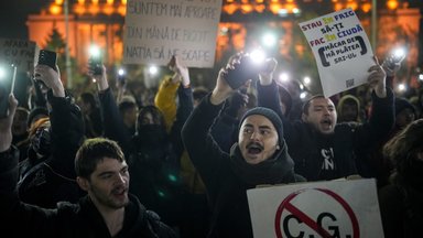 Jugendliche rufen Slogans und blinken mit ihren Handys in Bukarest, Rumänien, am Mittwoch, 27. November 2024, während einer Demonstration gegen Calin Georgescu, den unabhängigen Kandidaten für das rumänische Präsidentenamt, der die erste Wahlrunde gewonnen hat und in die Stichwahl am 8. Dezember einzieht. 