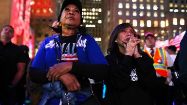 Anhänger der Demokraten und der Republikaner verfolgen die Übertragung der Ergebnisse der Präsidentschaftswahlen in den USA 2024 auf einem riesigen Bildschirm am Rockefeller Plaza in Manhattan.