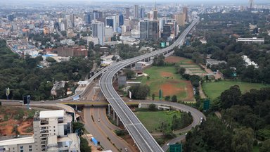 der von der China Road and Bridge Corporation in Nairobi, Kenia, gebaute Nairobi Expressway.