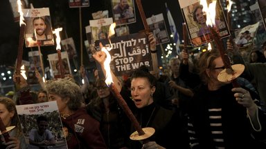 Angehörige und Freunde von Menschen, die von der Hamas getötet oder entführt und in den Gazastreifen verschleppt wurden, reagieren auf die Ankündigung des Waffenstillstands und nehmen an einer Demonstration in Tel Aviv, Israel, teil,