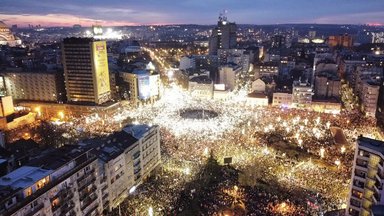 Demonstranten am Montag in Belgrad